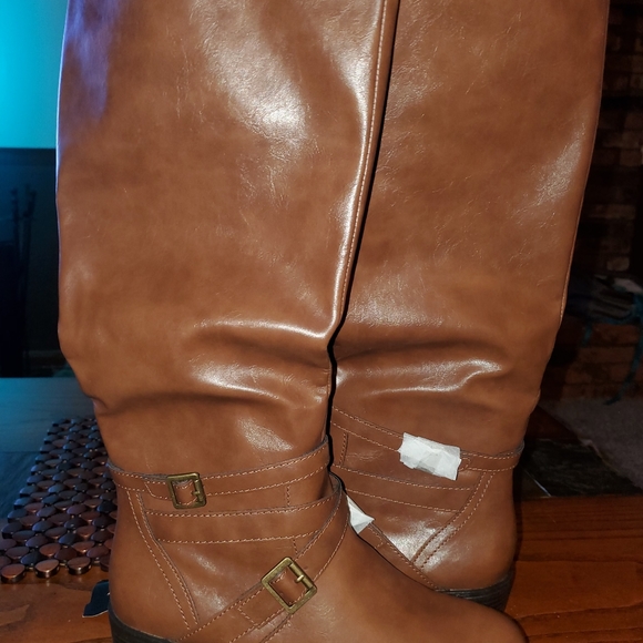 Woman's Boots - Picture 2 of 5
